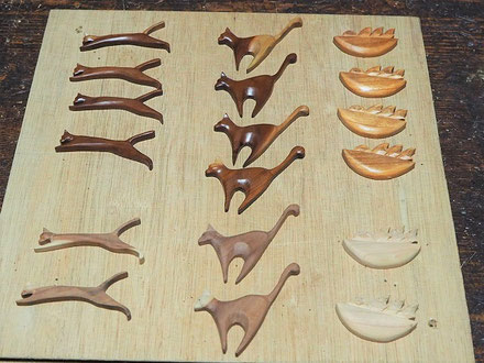 ブローチ（ツバメの子　ネコ二態）製作中　仕上げろう塗り