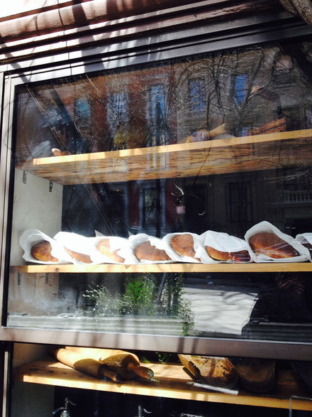よく通る道の半地下の小さな窓に、素朴なパンの棚があることに気がつきました。NＹの古風な一面です。