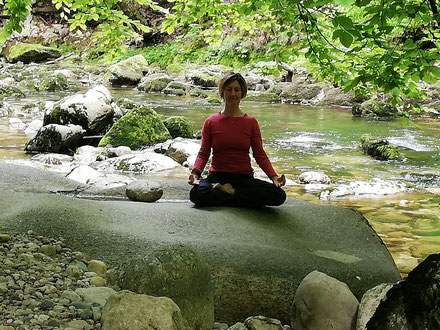 Meditationshaltung: mit der ganzen Aufmerksamkeit im Hier und Jetzt