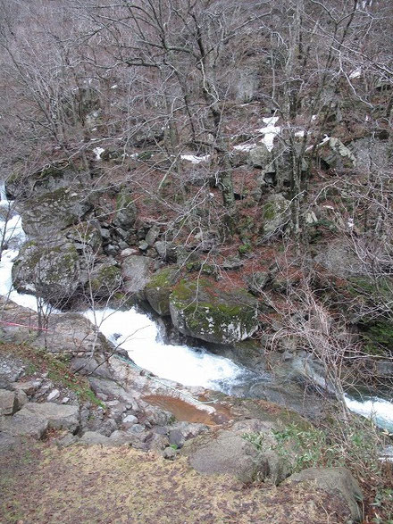 途中クルマを停めて歌を歌いながら少々歩くと(ヒグマが怖い）　あったぞ、平田内熊の湯！