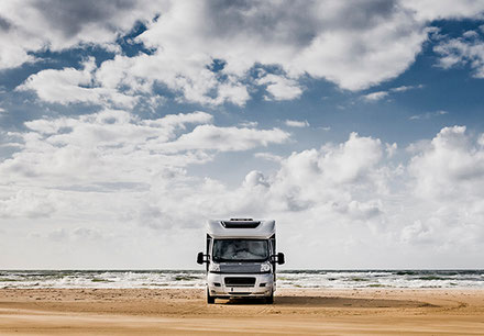 Teilintegriertes Wohnmobil an der Nordsee