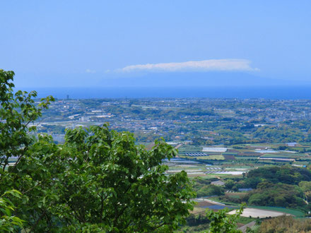 武山展望台から、雲の下に伊豆大島が