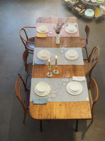 Esstisch mit vintage Stühlen.