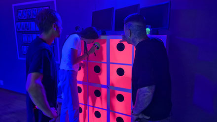 Gemeinsam rätseln drei Personen im Escape Room in Sursee. Das Rätselspiel findet indoor statt und eignet sich als Aktivität für ein Teamevent in der Nähe des Campus Sursee.