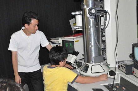 2011年、小中学生向けに行った体験授業「宇宙の塵(ちり)の不思議なでき方」で、小学生と実験