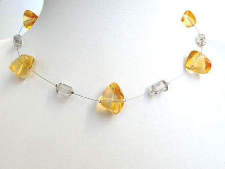 Halskette mit Glasperlen in Kieselform und Kunststoffperlen gelb/grau