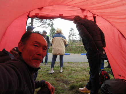 ノルウェーの大会（ベテランカップ）風景。小雨の降る中うろうろしていると、友人のだんながめざとく見つけてくれて、テントに入れてくれた。このかまぼこテントがあれば、雨も怖くない。