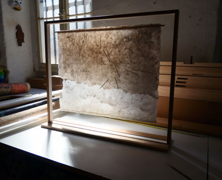 Chez l'artisane encadreuse Brigitte Mahon à Bordeaux avec qui nous avons imaginé un écrin pour les œuvres de la série "Écumes". Les feuilles sont suspendues dans un caisson de verre encadré de baguettes de chêne.