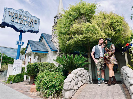Paar vor der Graceland Wedding Chapel in Las Vegas
