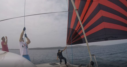 Setzen Spinaker Katamaran Mitsegeln, Katamaran Mitsegeln Mittelmeer, Katamaran Mitsegeln Atlantik, Katamaran Hochseesegeln, Aktiv Mitsegeln, Katamaran Mitsegeln Segeltörn,  Katamaran Atlantiküberquerung, Lagoon 42