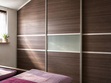 Maßgefertigte Schlafzimmermöbel mit Schiebetürenschrank in Holzdekor und satiniertem Glaseinsatz – individuell geplant und gefertigt von Holzdesign Rapp,