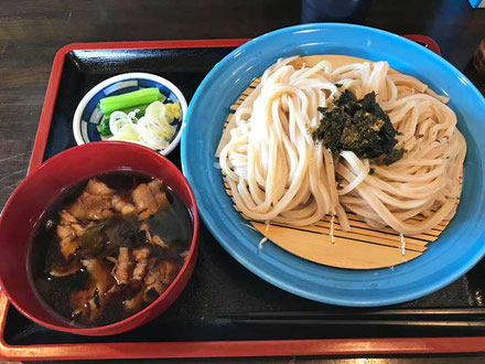 かてうどん2玉（普通盛り）と肉汁。　相方は「これなら3玉いける」と。