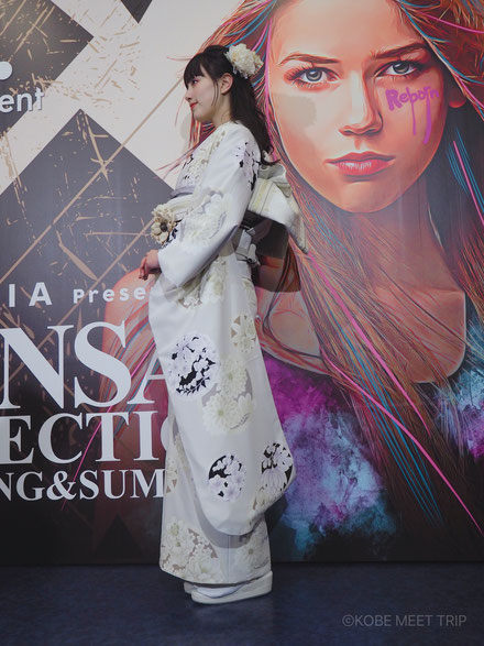 スタジオアリスが手掛ける振袖ステージに、今年二十歳の成人式を迎えたモデルで女優の鶴嶋乃愛が純白の振袖を着てランウェイを歩いた。    ランウェイののちの囲み取材で心境を語ってくれた。