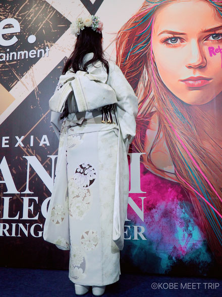 スタジオアリスが手掛ける振袖ステージに、今年二十歳の成人式を迎えたモデルで女優の鶴嶋乃愛が純白の振袖を着てランウェイを歩いた。    ランウェイののちの囲み取材で心境を語ってくれた。