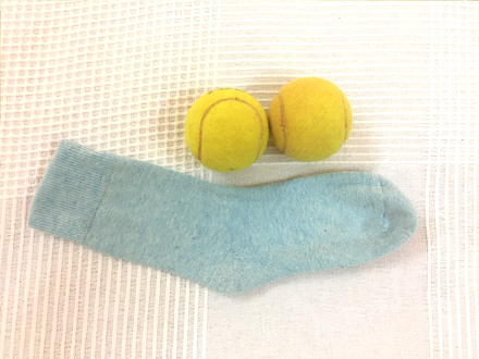 Du brauchst für den Wundersocken zwei Tennisbälle