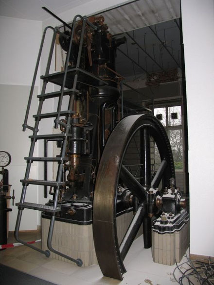 Der 2. Krupp-Dieselmotor, Bj 1898, bei der "Historischen Ausstellung Krupp" in Essen zwischen 1961 und 2004.