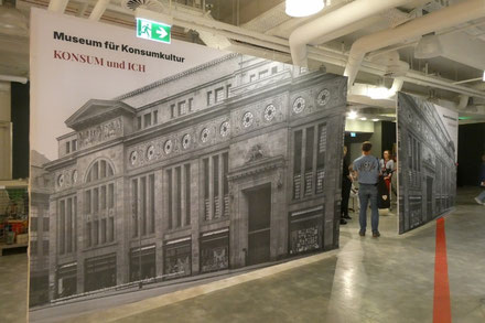 Blick auf die Ausstellung KONSUM und ICH beim Betreten. Foto: Ursula Paul