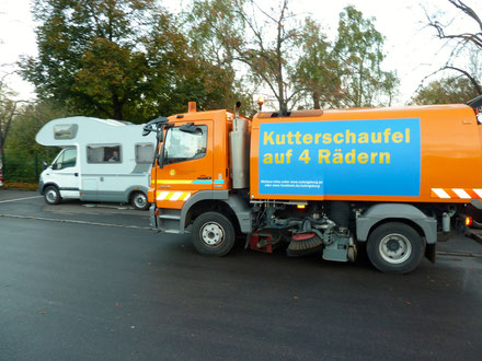 Schwäbische Gründlichkeit. Die Kutterschaufel rückt an. Stellplatz Blühendes Barock, Ludwigsburg