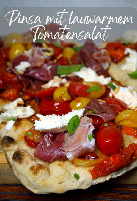 schnelle Pinsa mit lauwarmem Tomatensalat, Mozzarella und Parmaschinken