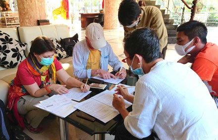 Vietnam-COVID19-CORONA-Reisegruppe-desinfizieren-Gesichtsmaske-Formulare-ausfüllen-neue-Art-des-Reisens-Routine-Entwicklung-Ausbreitung-Zeitzeugen