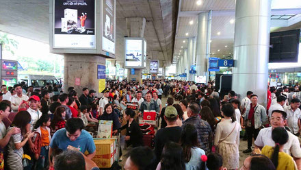 Ankunftsbereich-Flughafen-Saigon-kurz-vor-TET-Fest-2020-Menschenmassen-Anreise-Visum