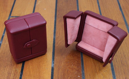 chapel boxes for custom made pink and red earrings or pendant
