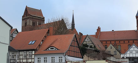 Hausdächer und ein Kirchturm