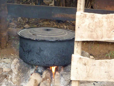 www.klimawandel-report.com; Emissionshandel, Solarkocher statt einfache Feuer-Kochstellen