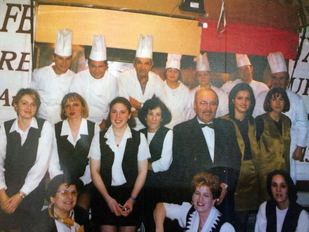 La brigade et les cuisiniers de la Ferme de Champreux dans les années 90.