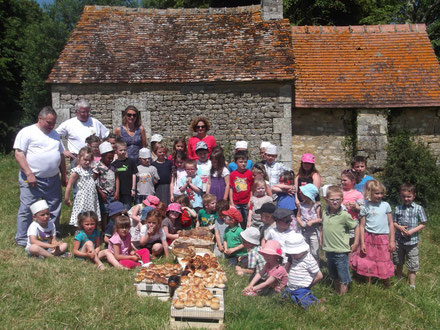 Les enfants devant le four à bois 