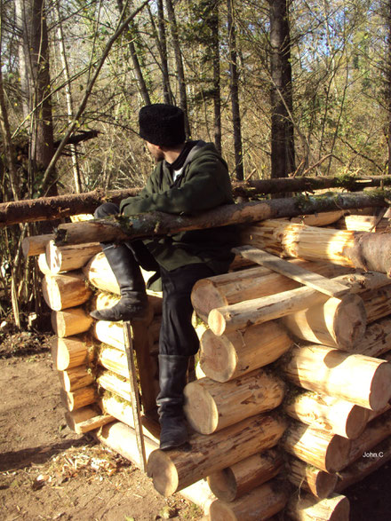 Lors d'une aventure en 2011 de 30 jours en pleine nature, John C construira une isba de 5m² en solitaire avec seulement des outils anciens en 23 jours (PHOTO 2011 (c) Laurent R)