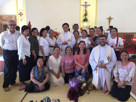 Avec quelques paroissiens à la fin de la messe de consécration de la nouvelle église de Chum Kiri (16/03/2019).