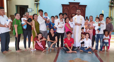 Avec les 9 nouveaux baptisés de samedi dernier, et leurs proches.