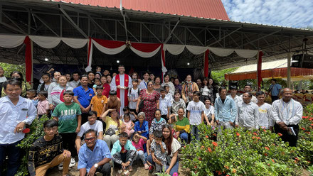 Avec des paroissiens de mes différentes paroisses, après la messe en l'honneur des Martyrs du Cambodge, à Tang Kok.