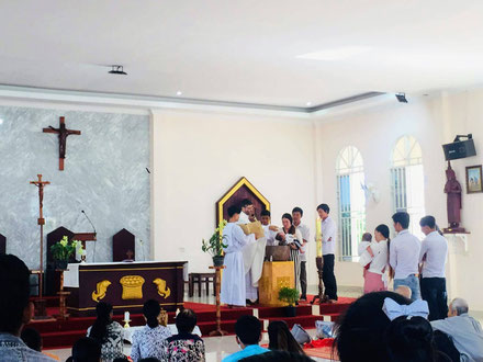 Trois baptêmes pendant la messe de la Solennité de Tous les Saints 2020, en l'église St Pierre de Po Thom.