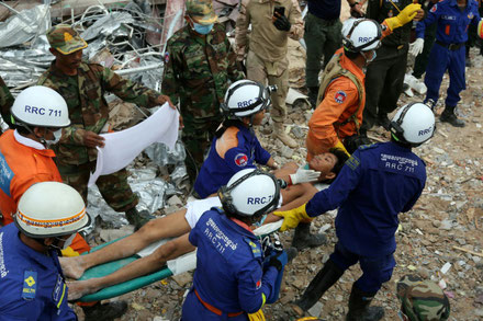 Un survivant est extrait des décombres d'un immeuble en construction qui s'est effondré au Cambodge, à Sihanoukville le 24 juin 2019 (AFP - CHOR SOKUNTHEA)