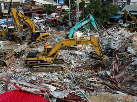 Des secouristes déblaient les décombres d'un immeuble en construction qui s'est effondré à Sihanoukville le 23 juin 2019 (AFP/ARCHIVES - SUN RETHY KUN)