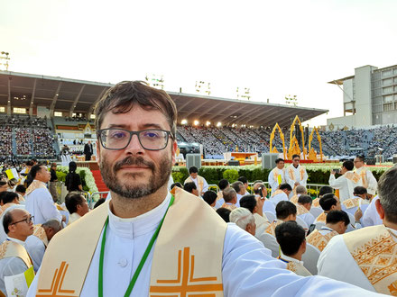 Au Stade National de Bangkok, en attendant le début de la messe présidée par le Pape François (21/11/2019).