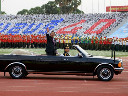 Le Premier ministre cambodgien Hun Sen (C) salue durant une cérémonie marquant le quarantième anniversaire de la chute du régime des Khmers rouges, à Phnom Penh le 7 janvier 2019 (AFP - TANG CHHIN Sothy)