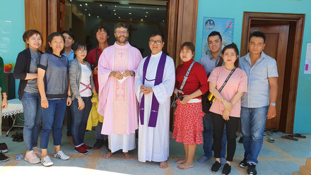 Avec un groupe de pèlerins du Vietnam, accompagnés par leur curé.
