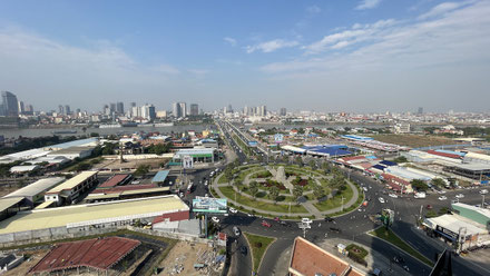 Le pont de Chrui Changvar et la ville de Phnom Penh vus depuis l'hôtel.