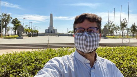 Petite visite au monument "Win-Win" érigé par le Premier Ministre pour célébrer... sa propre politique ! On n'est jamais mieux servi que par soi-même !