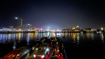 Sur le ferry qui traverse le Mékong, en rentrant vers Phnom Penh, dimanche soir...