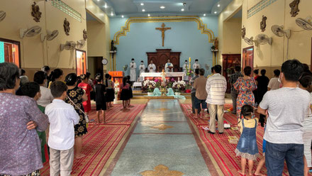 Messe à Areyksat de deux groupes de pèlerins vietnamiens, avec deux prêtres de la Congrégation du Saint-Sacrement.