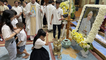 À la fin de la messe, tous sont venus déposer un bâtonnet d'encens devant le portrait du Pape Benoît XVI, comme on le fait à une sépulture devant le cercueil.