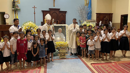 À l'issue de la messe, photo souvenir avec l'évêque et quelques-uns des enfants présents.