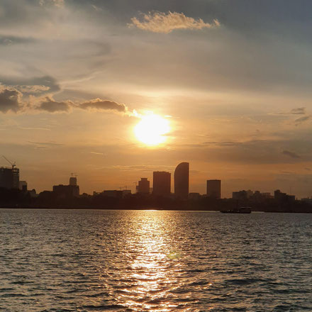 Couché de soleil sur Phnom Penh, vue du Mékong.