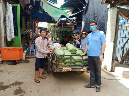 En route pour la distribution de l'aide alimentaire !