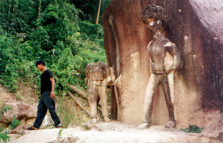 Devant une statue érigée par les Khmers rouges…