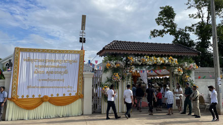 Entrée du terrain de l'église de Po Thom, décorée pour la grande occasion !